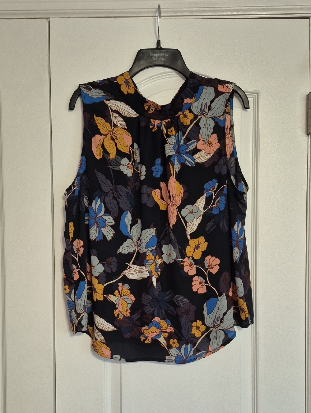 WHO WHAT WEAR Sleeveless Floral Blouse - Navy Multicolor